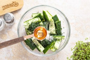 Огурцы с чесноком и укропом