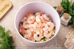 Салат с кальмаром, креветками и огурцом Салат с кальмаром, креветками и огурцом