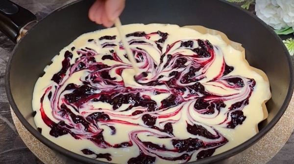 Вкуснее, чем Шарлотка. Ароматный и нежный пирог без миксера с ягодной начинкой Вкуснее, чем Шарлотка. Ароматный и нежный пирог без миксера с ягодной начинкой