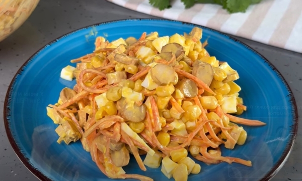 Фальш салат без мяса. Всего 4 простых продукта в составе: все гости записали рецепт Фальш салат без мяса. Всего 4 простых продукта в составе: все гости записали рецепт