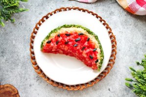 Салат "Арбузная долька" с курицей и грибами