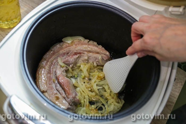 Свиная грудинка, зажаренная целым куском в мультиварке