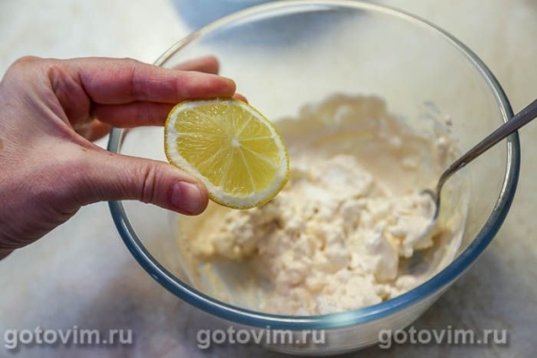 Соус из феты с перцем чили