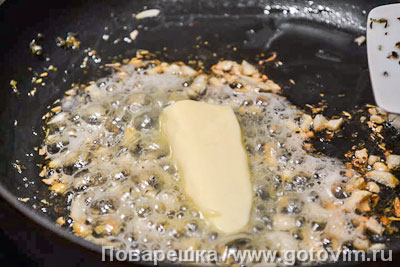 Сочные креветки с чесночным маслом, белым вином и травами Сочные креветки с чесночным маслом, белым вином и травами