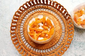 Мюсли в йогурте с инжиром, курагой и миндалем Мюсли в йогурте с инжиром, курагой и миндалем