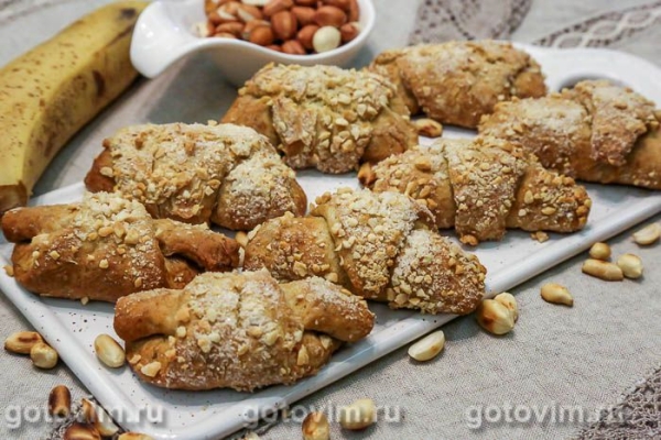 Постные рогалики из бананового теста с арахисом