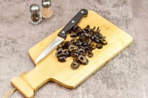 Крабовый салат с сыром и маслинами Крабовый салат с сыром и маслинами