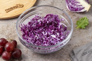 Салат из красной капусты с виноградом Салат из красной капусты с виноградом
