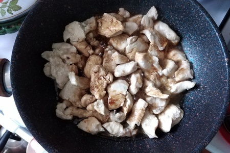 Салат с рисовой лапшой, курицей и овощами