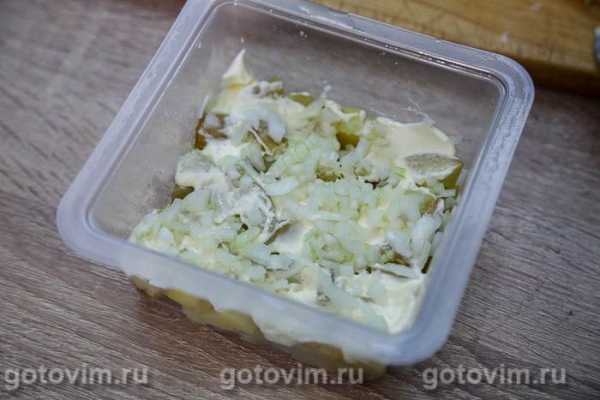 Слоеный салат из копченой скумбрии с картофелем и свежим огурцом
