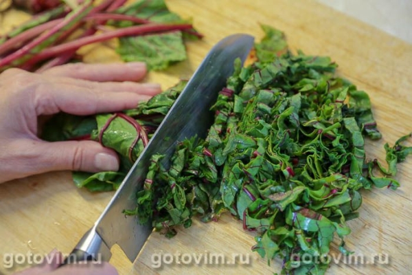 Осетинский пирог со свекольной ботвой (Цахараджин)