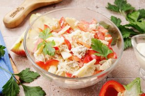 Салат с курицей, перцем и яблоком Салат с курицей, перцем и яблоком