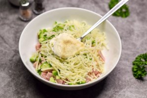 Салат "Фантазия" с яйцами и сыром Салат "Фантазия" с яйцами и сыром