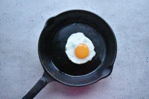 Пицца с соусом песто и яйцом Пицца с соусом песто и яйцом