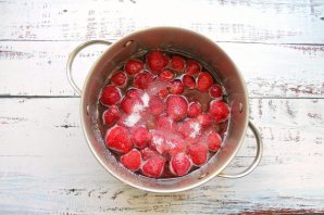 Рубиновое варенье из клубники Рубиновое варенье из клубники