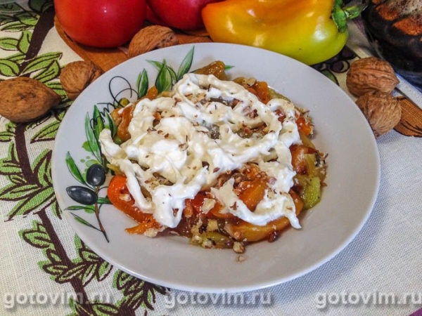 Запечённые перцы с сыром страчателла и грецкими орехами