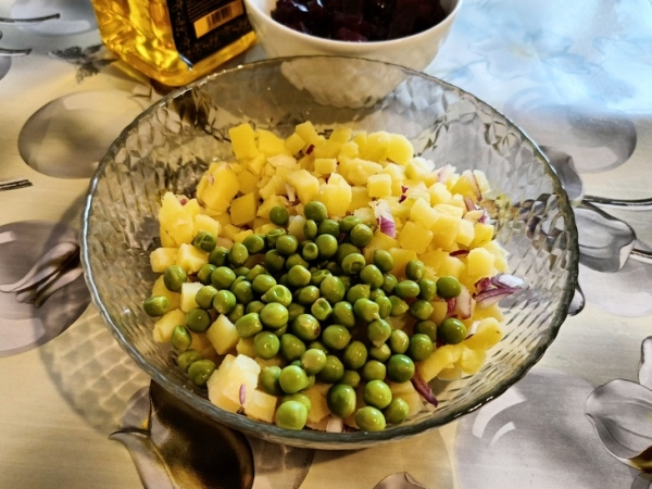 Винегрет с солеными груздями и свежим горошком Винегрет с солеными груздями и свежим горошком