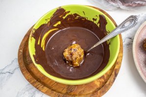 Конфеты из сухофруктов в шоколаде Конфеты из сухофруктов в шоколаде