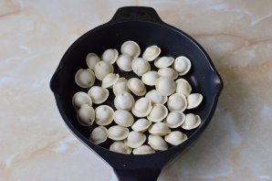 Замороженные пельмени на сковороде жареные Замороженные пельмени на сковороде жареные