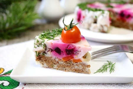 Закусочный торт-желе с селёдкой Закусочный торт-желе с селёдкой
