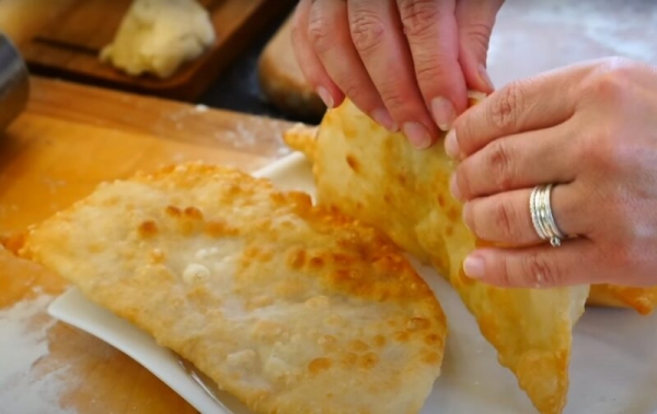 Пузырчатые и хрустящие чебуреки. Самый вкусный рецепт Пузырчатые и хрустящие чебуреки. Самый вкусный рецепт