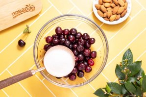 Варенье из вишни с миндалем