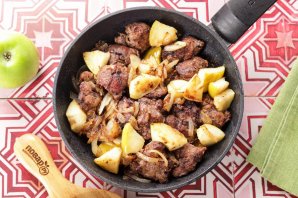 Печень с луком и яблоками