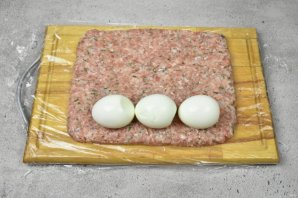 Мясной рулет с яйцом