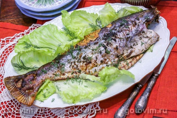Пангасиус в духовке, запеченный целиком с лимоном и зеленью Пангасиус в духовке, запеченный целиком с лимоном и зеленью