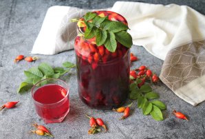 Компот из шиповника и черной смородины на зиму Компот из шиповника и черной смородины на зиму