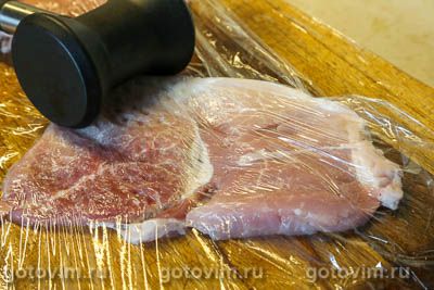 Рулетики из свинины с солеными огурцами и морковью под сырной корочкой  Рулетики из свинины с солеными огурцами и морковью под сырной корочкой