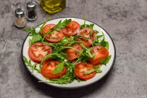 Салат с сыром косичка и сухариками Салат с сыром косичка и сухариками