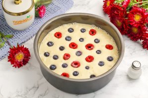 Сметанный пирог с ягодами
