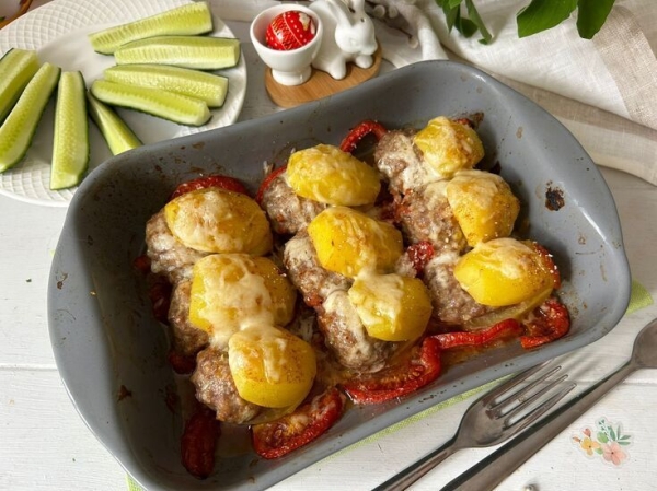 Запеченный картофель с котлетами
