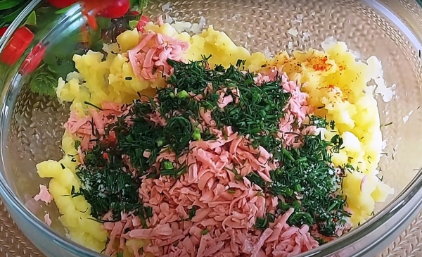 Просто натираю сосиски на терке и получаю шикарное блюдо. Вкусно и недорого: готовлю для внуков каждый день