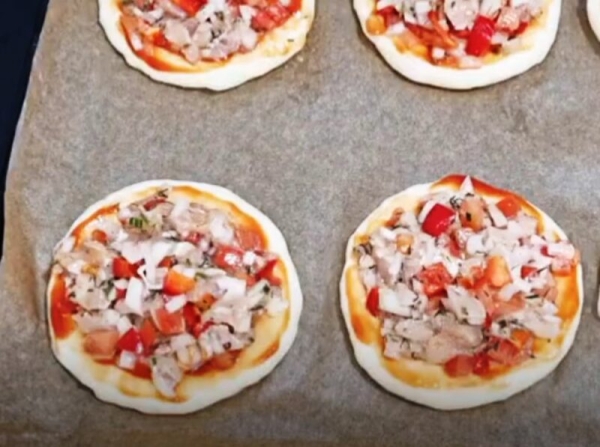 Их всегда мало. Мини-пицца с курицей и овощами: рецепт за 10 минут Их всегда мало. Мини-пицца с курицей и овощами: рецепт за 10 минут