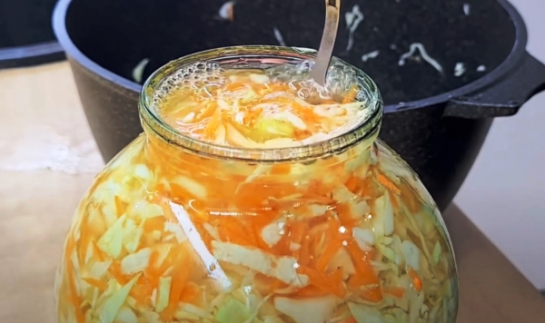 Как сделать квашеную капусту идеально хрустящей. Мой проверенный способ — хрустит даже через месяц в банке!