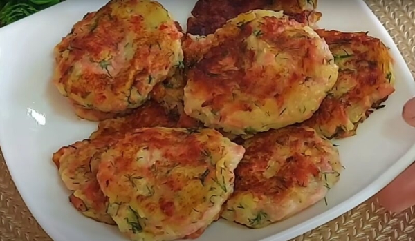 Просто натираю сосиски на терке и получаю шикарное блюдо. Вкусно и недорого: готовлю для внуков каждый день