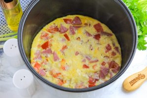 Омлет с колбасой и помидорами в мультиварке Омлет с колбасой и помидорами в мультиварке