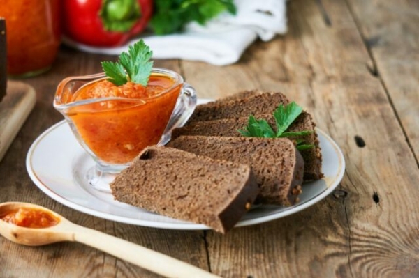 Аджика из кабачков с яблоками и болгарским перцем Аджика из кабачков с яблоками и болгарским перцем