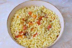 Макароны с помидорами и луком Макароны с помидорами и луком