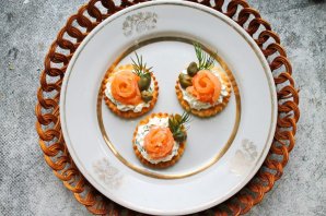 Закуска с лососем и каперсами Закуска с лососем и каперсами