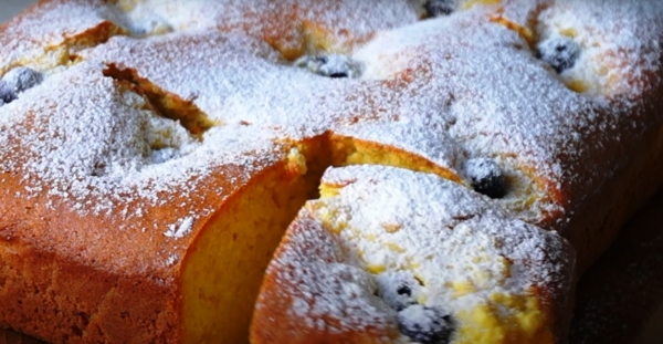 Быстрый бисквитный пирог. Так вкусно, что съедите вместе с тарелкой Быстрый бисквитный пирог. Так вкусно, что съедите вместе с тарелкой