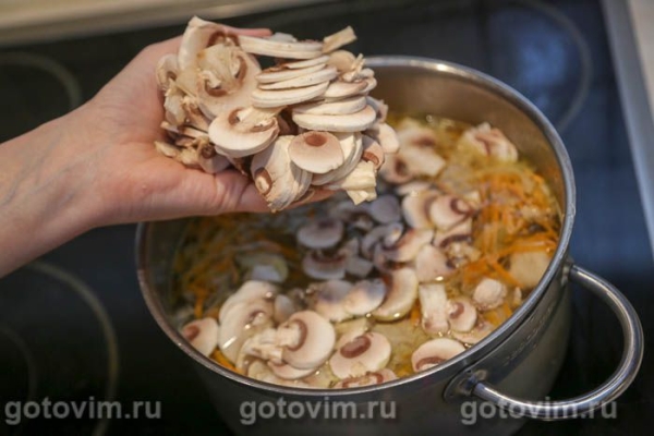 Суп куриный с грибами, перцем чили и яичной болтушкой Суп куриный с грибами, перцем чили и яичной болтушкой