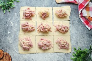 Пирожки с колбасой и сыром