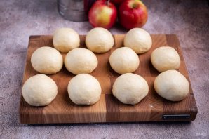Печеные пирожки с яблоками