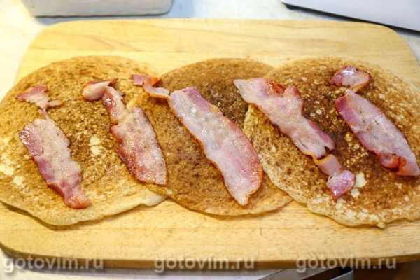 Блинные рулеты с беконом, копченым сыром и солеными огурцами Блинные рулеты с беконом, копченым сыром и солеными огурцами