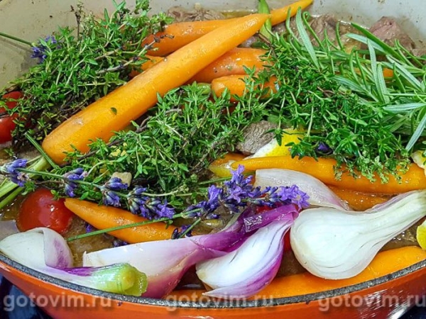 Баранина, тушенная с лавандой по-провански