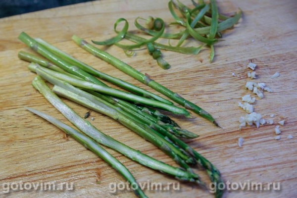 Пирог-плетенка с колбаской для жарки и спаржей с чесноком Пирог-плетенка с колбаской для жарки и спаржей с чесноком