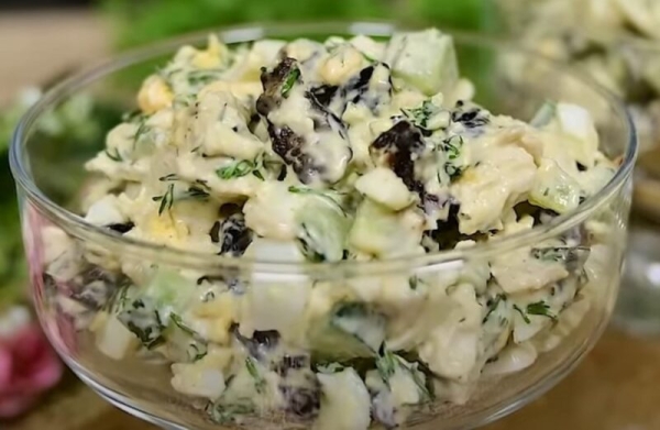 Салат «Фифа». Простой, но такой вкусный: всего 4 ингредиента в составе и 15 минут на готовку Салат «Фифа». Простой, но такой вкусный: всего 4 ингредиента в составе и 15 минут на готовку